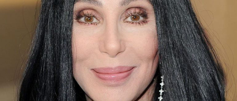 Die 75-jährige Cher ohne Make-up wurde im Urlaub von den Paparazzi gefangen genommen