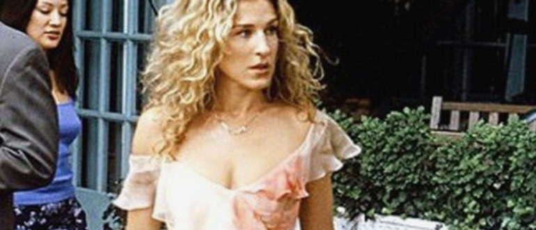 Sieht besser aus denn je.  Das von Carrie Bradshaw getragene Abendkleid ist wieder im Trend