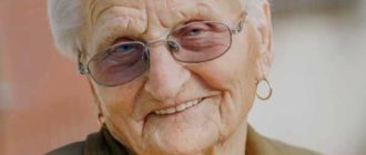 Der kleine Spaniel der 93-jährigen Frau wird seit 2 Tagen vermisst, also ruft sie unter Tränen die Polizei