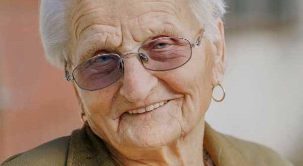 Der kleine Spaniel der 93-jährigen Frau wird seit 2 Tagen vermisst, also ruft sie unter Tränen die Polizei