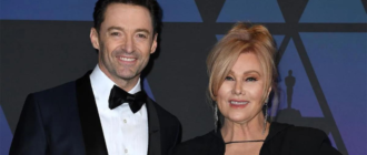 Hugh Jackman tanzt zu Weihnachten mit seiner Frau