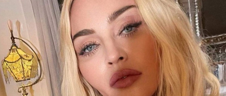 In Strümpfen und mit einer Peitsche!  Die 64-jährige Madonna ging in einem gewagten Outfit an die Öffentlichkeit