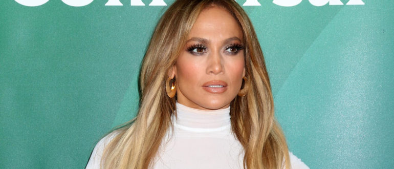 Jennifer Lopez teilte ein Bild in einem Kleid mit einem ziemlich freizügigen Schnitt