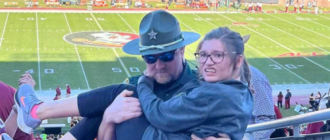 „Alle haben den Offizier gelobt!“: Der Abgeordnete aus Florida trägt ein Mädchen bei einem Fußballspiel die Stadiontreppe hinauf