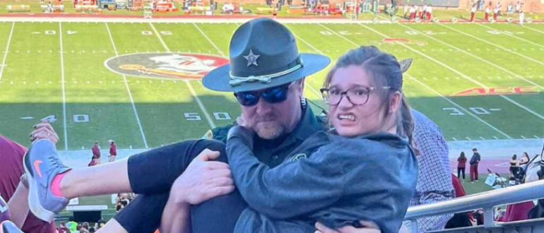 „Alle haben den Offizier gelobt!“: Der Abgeordnete aus Florida trägt ein Mädchen bei einem Fußballspiel die Stadiontreppe hinauf