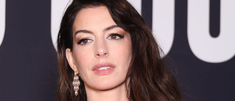 „Keine einzige Falte!“  Die 40-jährige Hathaway wurde auf einer Yacht erwischt, die für ihr Alter frisch aussah