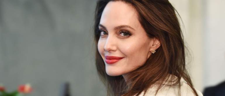 „War sie auf einem Date?“: Angelina Jolie zeigte sich in einem umwerfend eleganten Kleid in der Öffentlichkeit