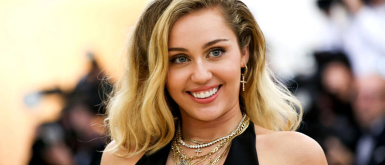 Miley Cyrus in einem sehr aufschlussreichen Kleid feierte den Erfolg ihres neuen Songs