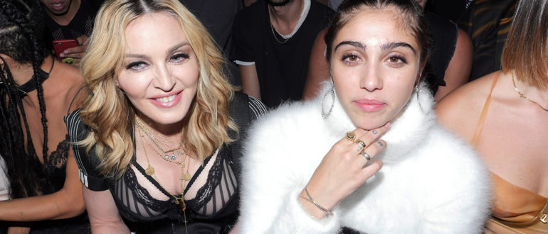 "Wie die Mutter so die Tochter!"  Madonnas Tochter erschien bei den Grammy Awards 2023 in einem spektakulären roten Kleid