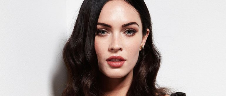 "Wie eine Puppe!"  Megan Fox erschien ihren Fans in einem winzigen Rock und einem tiefen Ausschnitt