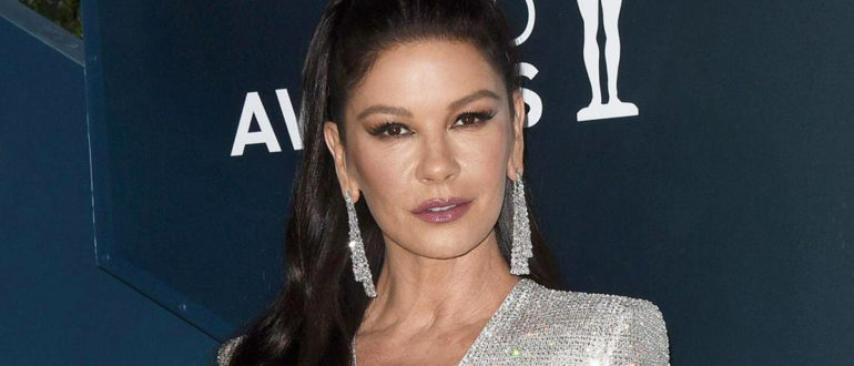 „Dieser Schnitt kann dich verrückt machen!“  Catherine Zeta-Jones erschien bei der Veranstaltung in einem funkelnden Kleid mit sehr tiefem Ausschnitt