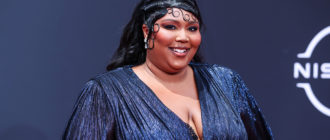 „Du kannst es nicht übersehen!“  310-Pfund-Lizzo verkleidet als Blumenmann bei den Grammy Awards!