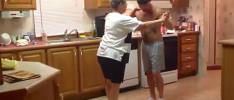 „Mütter verdienen es, glücklich zu sein!“: Sohn bat seine Mutter um einen Tanz und das Video ging viral