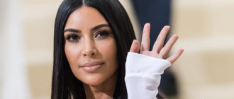 „Perfekter Winkel!“  Kim Kardashian posierte in einem Badeanzug, als sie die Treppe hinaufging