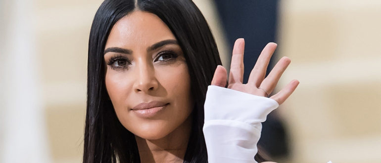 „Perfekter Winkel!“  Kim Kardashian posierte in einem Badeanzug, als sie die Treppe hinaufging