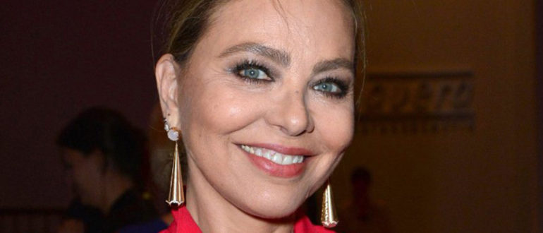 „Sieht aus wie 20 mit 60!“  Ornella Muti in ihrem Badeanzug bezauberte Fans mit ihrer Schönheit