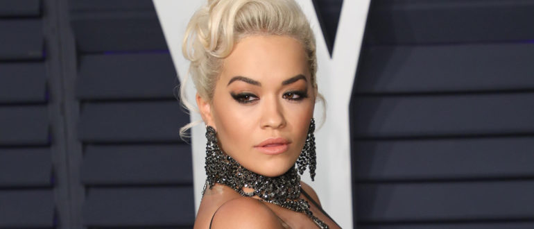„Wie hat sie gefroren!“  Rita Ora entblößte die „Eisen“-Presse in einer Jacke an ihrem nackten Körper