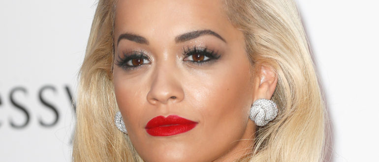 Rita Ora erschien in einem extrem „nackten“ Kleid mit Strapsen auf der Pre-Party der Oscars