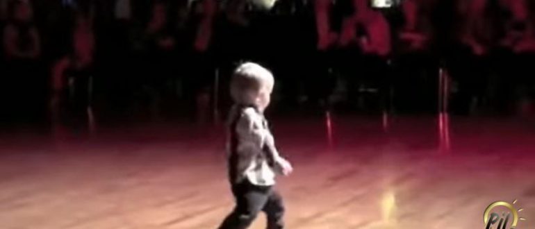 „Das ganze Publikum war amüsiert!“: Kleinkind beginnt zu seinem Lieblingssong von Elvis zu tanzen