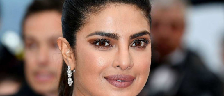 „Der Star weigerte sich, einen BH zu tragen!“  Miss World Priyanka Chopra erschien in einem freizügigen Kleid auf der Fashion Week