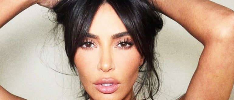 „Ich habe auf deine Hüften gestarrt.“  Kim Kardashian in einem türkisfarbenen Badeanzug bat Männer um Komplimente