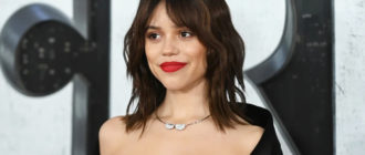 „In einem Ultra-Mini mit offenem Oberteil und einem Ausschnitt bis zum Nabel․“  Jenna Ortega war beeindruckt von der Offenheit des Outfits auf dem roten Teppich
