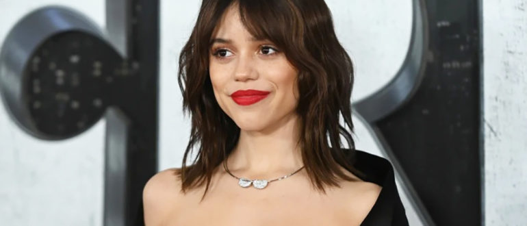 „In einem Ultra-Mini mit offenem Oberteil und einem Ausschnitt bis zum Nabel․“  Jenna Ortega war beeindruckt von der Offenheit des Outfits auf dem roten Teppich