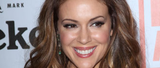 „Phoebe Meerjungfrau!“  Die 50-jährige Alyssa Milano posierte völlig nackt in einer Badewanne mit klarem Wasser