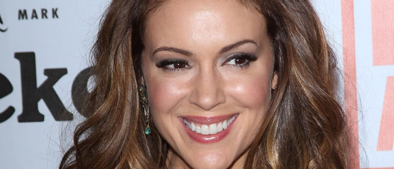 „Phoebe Meerjungfrau!“  Die 50-jährige Alyssa Milano posierte völlig nackt in einer Badewanne mit klarem Wasser