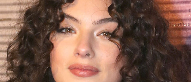 „Scharlachroter Lippenstift und Dessous aus Spitze!“  Die Tochter von Monica Bellucci erschien trotzig auf dem Cover des Glosses