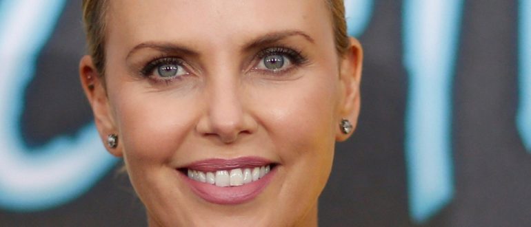 „Strumpfhose und offener Oberschenkel!“  Die 47-jährige Charlize Theron begeisterte die Fans