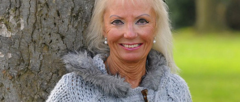 Die 70-jährige Großmutter zeigte die 30-jährige Auserwählte, was den Neid der Gleichaltrigen hervorrief