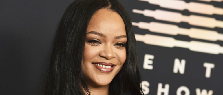 Er ist so lustig!  Dies ist das zweite Mal, dass die schwangere Rihanna von einem Video mit ihrem 10 Monate alten Sohn berührt wird