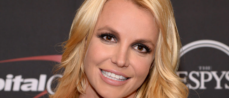 In Schlangenhaut-Tanga und Mini-Top: Britney Spears tanzte in ihrem Wohnzimmer heiß