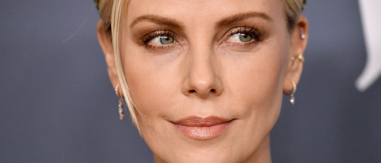 „Bewegt sich kaum aus der Dünnheit.“  Charlize Theron brachte die blonden und verblüfften Fans mit einem dünnen Körper zurück