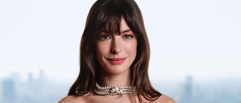 „Mini mit Blumen und dem Look des Siegers!“  Anne Hathaway erschien bei der Eröffnung eines Hotels in Tokio