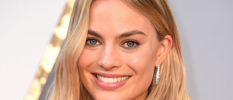 Riskantes Dekolleté und ein durchsichtiges Korsett: Margot Robbie wiederholte den ikonischen Cindy-Crawford-Look