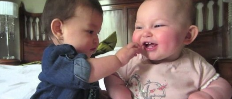 „Cutest Baby Talk“: Eltern haben aufgezeichnet, wie ihre Babys miteinander reden