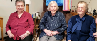 „Mit Vertrauen fängt alles an“: Frau feiert 100. Geburtstag mit Schwestern (102 und 104 Jahre alt)