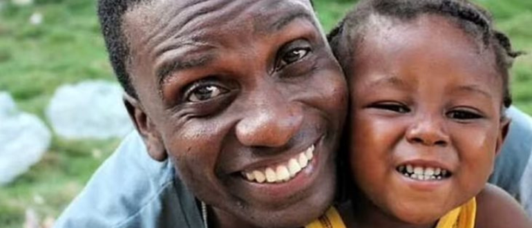 „Unerwartete Vaterschaft“: Dieser Mann fand ein Baby im Mülleimer und adoptierte es