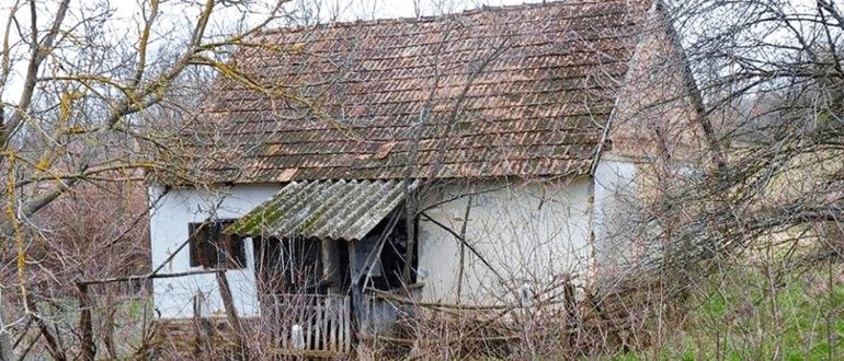 Die junge Familie hatte kein Geld für eine Wohnung: Also kaufte sie ein verlassenes Haus und verwandelte es in ein Märchenhaus!