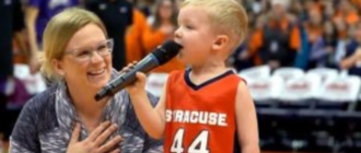 „Jung, talentiert und mutig“: Kleiner Junge singt vor einem Stadion voller Zuschauer die Nationalhymne
