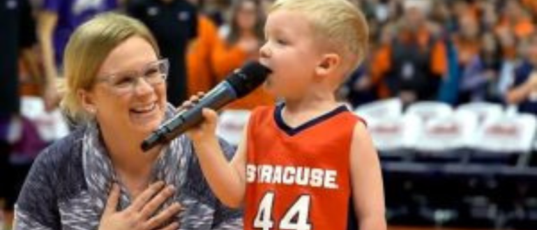 „Jung, talentiert und mutig“: Kleiner Junge singt vor einem Stadion voller Zuschauer die Nationalhymne